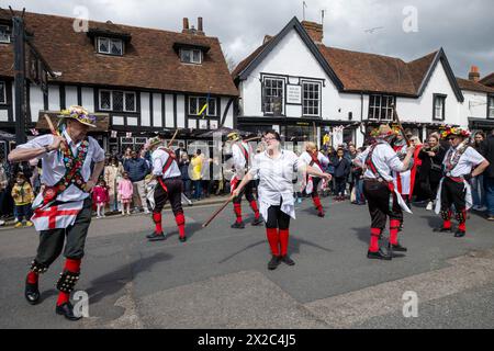 21/04/2024. Londres, Royaume-Uni Morris Dancing by the Merrydowners se produit devant le Queen's Head sur Pinner High Street lors des célébrations de la St Georges Day Banque D'Images