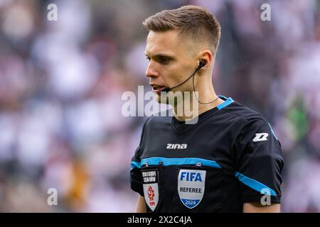 Lodz, Pologne. 21 avril 2024. L'arbitre Damian Sylwestrzak vu lors du match de la Ligue polonaise PKO Ekstraklasa entre LKS Lodz et Lech Poznan au stade municipal de Wladyslaw Krol. Crédit : Mikołaj Barbanell/Alamy Live News crédit : Mikołaj Barbanell/Alamy Live News Banque D'Images