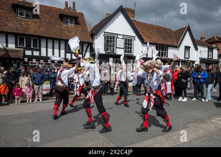 21/04/2024. Londres, Royaume-Uni Morris Dancing by the Merrydowners se produit devant le Queen's Head sur Pinner High Street lors des célébrations de la St Georges Day Banque D'Images