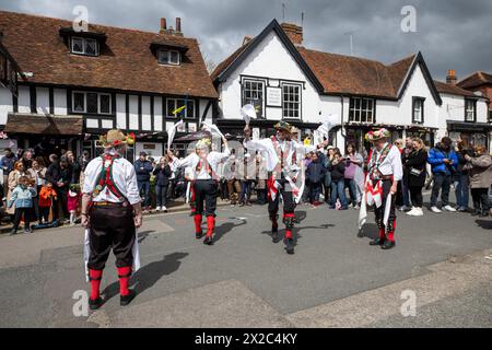 21/04/2024. Londres, Royaume-Uni Morris Dancing by the Merrydowners se produit devant le Queen's Head sur Pinner High Street lors des célébrations de la St Georges Day Banque D'Images