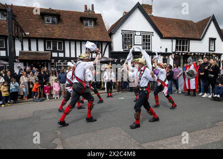 21/04/2024. Londres, Royaume-Uni Morris Dancing by the Merrydowners se produit devant le Queen's Head sur Pinner High Street lors des célébrations de la St Georges Day Banque D'Images