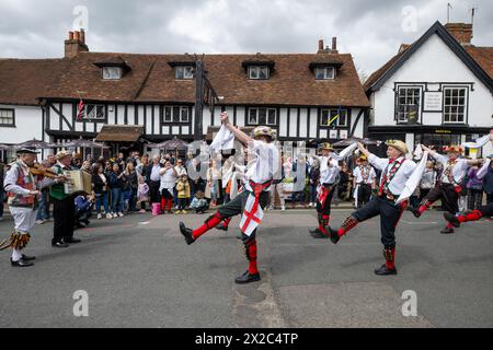 21/04/2024. Londres, Royaume-Uni Morris Dancing by the Merrydowners se produit devant le Queen's Head sur Pinner High Street lors des célébrations de la St Georges Day Banque D'Images