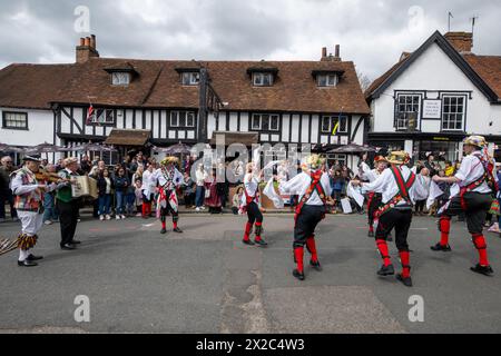 21/04/2024. Londres, Royaume-Uni Morris Dancing by the Merrydowners se produit devant le Queen's Head sur Pinner High Street lors des célébrations de la St Georges Day Banque D'Images