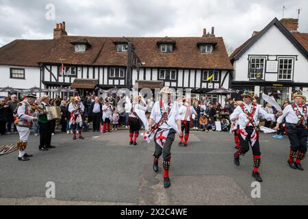 21/04/2024. Londres, Royaume-Uni Morris Dancing by the Merrydowners se produit devant le Queen's Head sur Pinner High Street lors des célébrations de la St Georges Day Banque D'Images