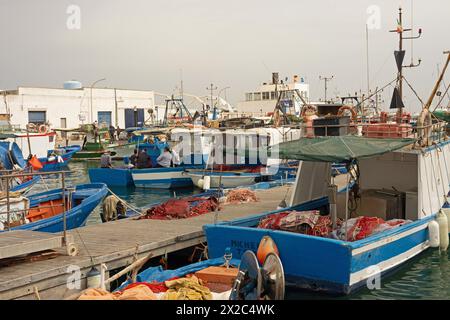 Bateaux de pêche dans le port de trapani en Sicile Banque D'Images