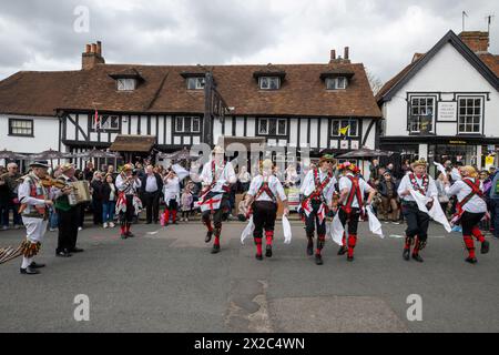 21/04/2024. Londres, Royaume-Uni Morris Dancing by the Merrydowners se produit devant le Queen's Head sur Pinner High Street lors des célébrations de la St Georges Day Banque D'Images