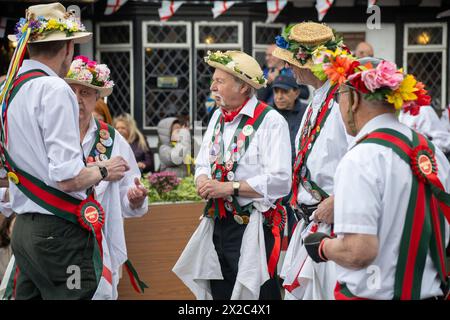 21/04/2024. Londres, Royaume-Uni Morris Dancing by the Merrydowners se produit devant le Queen's Head sur Pinner High Street lors des célébrations de la St Georges Day Banque D'Images