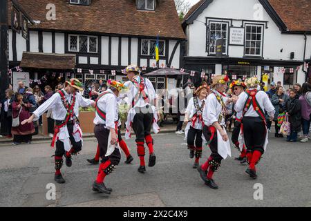 21/04/2024. Londres, Royaume-Uni Morris Dancing by the Merrydowners se produit devant le Queen's Head sur Pinner High Street lors des célébrations de la St Georges Day Banque D'Images