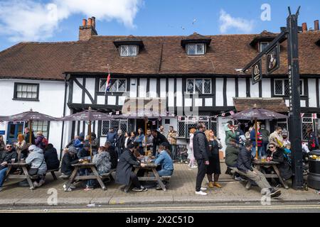 21/04/2024. Londres, Royaume-Uni visiteurs devant le Queen's Head sur Pinner High Street lors des célébrations de la St Georges Day à Pinner High Street, North-West Lo Banque D'Images