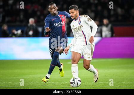 Randal KOLO MUANI du PSG et Henrique Silva de Lyon lors du match de championnat de France de Ligue 1 entre le Paris Saint-Germain et l'Olympique Lyonnais (Lyon) le 21 avril 2024 au stade du Parc des Princes à Paris Banque D'Images