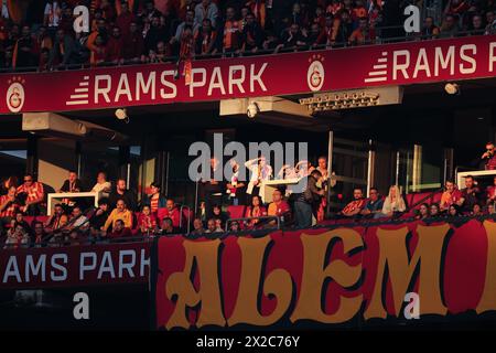 Istanbul, Turquie. 21 avril 2024. Istanbul, Turquie, 21 avril 2024 : les fans de Galatasaray lors du match de football de la Super League turque entre Galatasaray et Pendikspor à Rams Park, Turquie. (EO/SPP) crédit : photo de presse sportive SPP. /Alamy Live News Banque D'Images