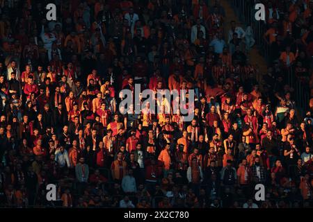 Istanbul, Turquie. 21 avril 2024. Istanbul, Turquie, 21 avril 2024 : les fans de Galatasaray lors du match de football de la Super League turque entre Galatasaray et Pendikspor à Rams Park, Turquie. (EO/SPP) crédit : photo de presse sportive SPP. /Alamy Live News Banque D'Images