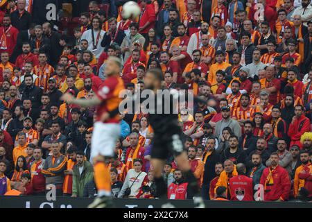 Istanbul, Turquie. 21 avril 2024. Istanbul, Turquie, 21 avril 2024 : les fans de Galatasaray lors du match de football de la Super League turque entre Galatasaray et Pendikspor à Rams Park, Turquie. (EO/SPP) crédit : photo de presse sportive SPP. /Alamy Live News Banque D'Images