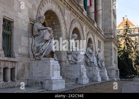 Les statues de femmes représentant les sciences de l'ingénieur à l'entrée du bâtiment K de l'Université de technologie et d'économie de Budapest Banque D'Images