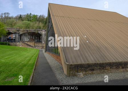 Le Old Furnace, conçu par Abraham Darby au XVIIIe siècle, est installé dans un bâtiment moderne au Museum of Iron, Coalbrookdale, Ironbridge. Banque D'Images