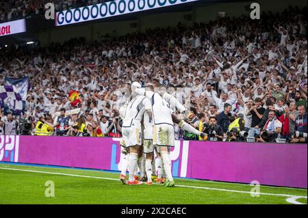 Madrid, Espagne. 21 avril 2024. MADRID, ESPAGNE - 21 AVRIL : Antonio Rudiger du Real Madrid célébrant le but de la victoire avec ses coéquipiers (de gauche à droite) Jose Luis Sanmartin Mato (Joselu), Federico Valverde lors du match de football la Liga EA Sports 2023/24 entre le Real Madrid vs FC Barcelone à l'Estadio Santiago Bernabeu le 21 avril 2024 à Madrid, Espagne. Crédit : Agence photo indépendante/Alamy Live News Banque D'Images