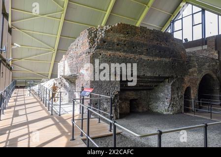 Le Old Furnace, conçu par Abraham Darby au XVIIIe siècle, est installé dans un bâtiment moderne au Museum of Iron, Coalbrookdale, Ironbridge. Banque D'Images