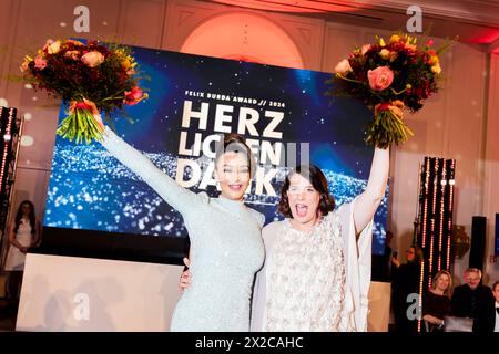 Berlin, Allemagne. 21 avril 2024. Verona Pooth (à gauche), personnalité de la télévision et actrice, et Elena Uhlig, actrice, se tiennent sur scène à la fin de la cérémonie du Prix Felix Burda 2024 à l'hôtel Adlon Kempinski. Au cours du gala, la Fondation Felix Burda honore son engagement et sa recherche pionnière dans le domaine de la prévention du cancer colorectal. Crédit : Christoph Soeder/dpa/Alamy Live News Banque D'Images