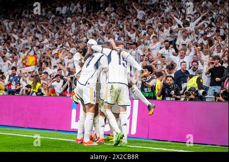 Madrid, Madrid, Espagne. 21 avril 2024. MADRID, ESPAGNE - 21 AVRIL : Antonio Rudiger du Real Madrid célébrant le but de la victoire avec ses coéquipiers (de gauche à droite) Jose Luis Sanmartin Mato (Joselu), Federico Valverde lors du match de football la Liga EA Sports 2023/24 entre le Real Madrid vs FC Barcelone à l'Estadio Santiago Bernabeu le 21 avril 2024 à Madrid, Espagne. Crédit : ZUMA Press, Inc/Alamy Live News Banque D'Images