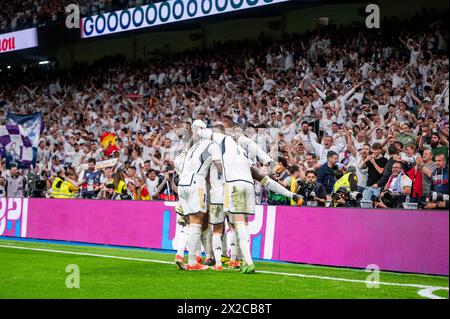 Madrid, Madrid, Espagne. 21 avril 2024. MADRID, ESPAGNE - 21 AVRIL : Antonio Rudiger du Real Madrid célébrant le but de la victoire avec ses coéquipiers (de gauche à droite) Jose Luis Sanmartin Mato (Joselu), Federico Valverde lors du match de football la Liga EA Sports 2023/24 entre le Real Madrid vs FC Barcelone à l'Estadio Santiago Bernabeu le 21 avril 2024 à Madrid, Espagne. Crédit : ZUMA Press, Inc/Alamy Live News Banque D'Images