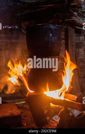 Cuisine dans une maison de village dans le village de Namkhon près de la ville de Luang Namtha, Laos Banque D'Images