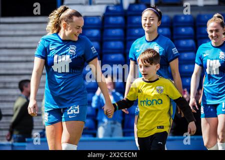 Birmingham, Royaume-Uni. 21 avril 2024. Birmingham, Angleterre, 21 avril 2024 : les joueurs et les mascottes entrent sur le terrain lors du match de football du championnat FA Womens entre Birmingham City et Sheffield United à St Andrews à Birmingham, Angleterre (Natalie Mincher/SPP) crédit : SPP Sport Press photo. /Alamy Live News Banque D'Images