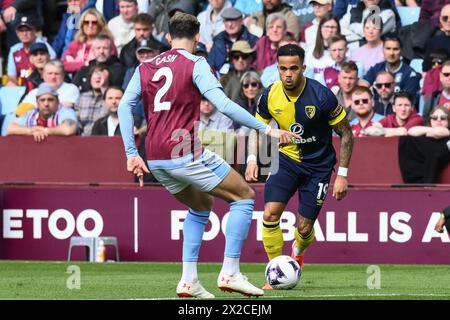 Justin Kluivert de Bournemouth affronte Matty Cash d'Aston Villa lors du match de premier League Aston Villa vs Bournemouth à Villa Park, Birmingham, Royaume-Uni, le 21 avril 2024 (photo de Craig Thomas/News images) Banque D'Images