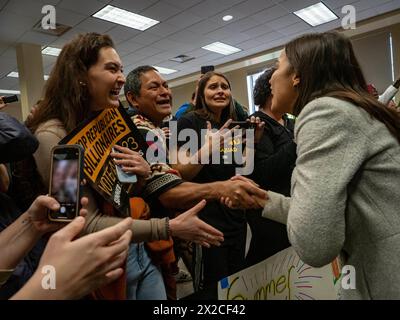 Pittsburgh, Pennsylvanie, États-Unis. 21 avril 2024. Le Rep. ALEXANDRIA OCASIO-CORTEZ (d-NY) serre la main des supporters après un rassemblement pour la réélection du Rep. Summer Lee (crédit image : © Sue Dorfman/ZUMA Press Wire) USAGE ÉDITORIAL SEULEMENT! Non destiné à UN USAGE commercial ! Crédit : ZUMA Press, Inc/Alamy Live News Banque D'Images