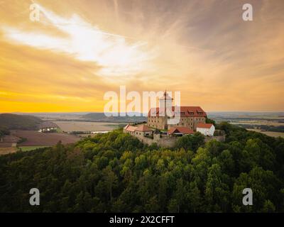 Luftbild Die Veste Wachsenburg, häufig auch nur kurz Wachsenburg genannt, ist eine zu den Drei Gleichen gehörende mittelalterliche Gipfelburg. IM Laufe ihrer Geschichte wechselte die Burg häufig ihren Besitzer, wurde zerstört und häufig um- und ausgebaut : besonders 1900 bis 1913 zur Aufnahme der umfangreichen Wachsenburg-Sammlungen zur Heimat- und Heeresgeschichte. Letztere Ging 1946 verloren, das Heimatmuseum musste 1962 schließen. Heute dient die Wachsenburg, wie schon lange, als Ausflugsgaststätte, seit 1966 als Hotel, und sie beherbergt ein kleines, privat geführtes Museum. Wachsenburg Thü Banque D'Images