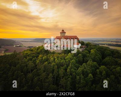 Luftbild Die Veste Wachsenburg, häufig auch nur kurz Wachsenburg genannt, ist eine zu den Drei Gleichen gehörende mittelalterliche Gipfelburg. IM Laufe ihrer Geschichte wechselte die Burg häufig ihren Besitzer, wurde zerstört und häufig um- und ausgebaut : besonders 1900 bis 1913 zur Aufnahme der umfangreichen Wachsenburg-Sammlungen zur Heimat- und Heeresgeschichte. Letztere Ging 1946 verloren, das Heimatmuseum musste 1962 schließen. Heute dient die Wachsenburg, wie schon lange, als Ausflugsgaststätte, seit 1966 als Hotel, und sie beherbergt ein kleines, privat geführtes Museum. Wachsenburg Thü Banque D'Images