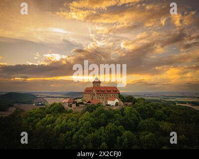 Luftbild Die Veste Wachsenburg, häufig auch nur kurz Wachsenburg genannt, ist eine zu den Drei Gleichen gehörende mittelalterliche Gipfelburg. IM Laufe ihrer Geschichte wechselte die Burg häufig ihren Besitzer, wurde zerstört und häufig um- und ausgebaut : besonders 1900 bis 1913 zur Aufnahme der umfangreichen Wachsenburg-Sammlungen zur Heimat- und Heeresgeschichte. Letztere Ging 1946 verloren, das Heimatmuseum musste 1962 schließen. Heute dient die Wachsenburg, wie schon lange, als Ausflugsgaststätte, seit 1966 als Hotel, und sie beherbergt ein kleines, privat geführtes Museum. Wachsenburg Thü Banque D'Images