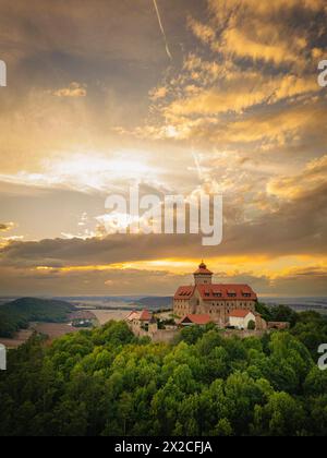 Luftbild Die Veste Wachsenburg, häufig auch nur kurz Wachsenburg genannt, ist eine zu den Drei Gleichen gehörende mittelalterliche Gipfelburg. IM Laufe ihrer Geschichte wechselte die Burg häufig ihren Besitzer, wurde zerstört und häufig um- und ausgebaut : besonders 1900 bis 1913 zur Aufnahme der umfangreichen Wachsenburg-Sammlungen zur Heimat- und Heeresgeschichte. Letztere Ging 1946 verloren, das Heimatmuseum musste 1962 schließen. Heute dient die Wachsenburg, wie schon lange, als Ausflugsgaststätte, seit 1966 als Hotel, und sie beherbergt ein kleines, privat geführtes Museum. Wachsenburg Thü Banque D'Images