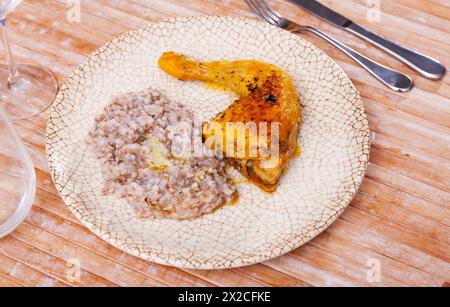 Sarrasin bouilli dans un bol avec cuisses de poulet. Table de dîner, concept de nourriture saine Banque D'Images