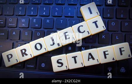 Personnel de projet INFORMATIQUE, en lettres et mots de Scrabble sur un clavier d'ordinateur Banque D'Images