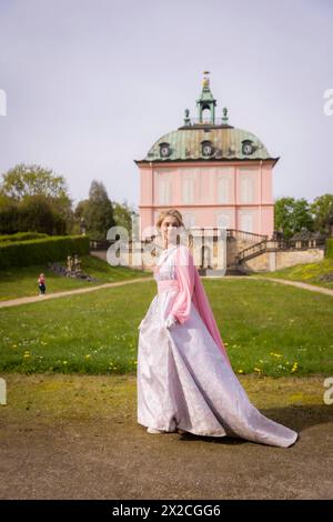 Fotoshooting im Schloss Moritzburg Auch im Frühling kann man dem Aschenbrödel rund ums Schloss Moritzburg begegnen. Modell Tamara Kretschmer schlüpfte erneut in die begehrte Rolle des legendären Aschenbrödels mit dem Ballkleid. Moritzburg Sachsen Deutschland *** séance photo au château de Moritzburg vous pouvez également rencontrer Cendrillon autour du château de Moritzburg au printemps modèle Tamara Kretschmer une fois de plus glissée dans le rôle convoité de la légendaire Cendrillon avec la robe de bal Moritzburg Saxe Allemagne Banque D'Images