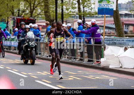 Londres, Royaume-Uni. 21 avril 2024. Alexander Mutiso Munyao du Kenya en route pour gagner la course masculine au marathon de Londres, dimanche 21 avril, 24 Mile marker crédit : vue Studios/Alamy Live News Banque D'Images