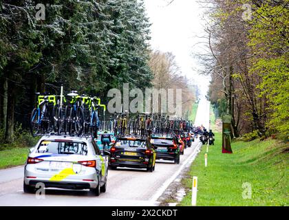 Liège, Belgique, 21 avril 2024, les arbres des lignes de neige marquent une édition très froide de Liège Bastonge Liège, Belgique, 21 avril 2024, Credit:Chris Wallis/Alamy Live News Banque D'Images