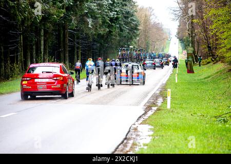 Liège, Belgique, 21 avril 2024, Un petit groupe qui poursuit sur le peloton pendant Liège Bastonge Liège, Belgique, 21 avril 2024, Credit:Chris Wallis/Alamy Live News Banque D'Images