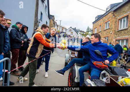 Liège, Belgique, 21 avril 2024, la bière est en bonne quantité pour les supporters de bord de route Liège Bastonge Liège, Belgique, 21 avril 2024, Credit:Chris Wallis/Alamy Live News Banque D'Images