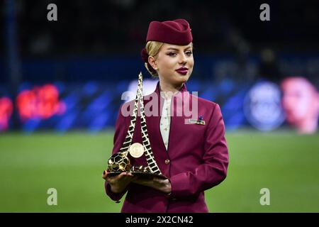 Paris, France. 21 avril 2024.cette photo montre le trophée « le plus grand nombre de matchs joués » pour le défenseur du Paris Saint-Germain Marquinhos alors qu’il disputait 436 matchs avec le club, après le match de football français L1 entre le Paris Saint-Germain et l’Olympique Lyonnais au stade du Parc des Princes à Paris le 21 avril 2024. Photo de Firas Abdullah/ABACAPRESS.COM crédit : Abaca Press/Alamy Live News Banque D'Images