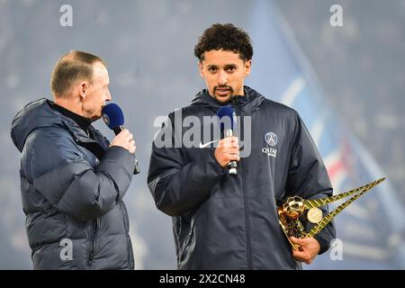 Paris, France. 21 avril 2024.le défenseur du Paris Saint-Germain, Marquinhos, reçoit le trophée « le plus grand nombre de matchs joués » alors qu’il a disputé 436 matchs avec le club, après le match de football français L1 entre le Paris Saint-Germain et l’Olympique Lyonnais au stade du Parc des Princes à Paris le 21 avril 2024. Photo de Firas Abdullah/ABACAPRESS.COM crédit : Abaca Press/Alamy Live News Banque D'Images