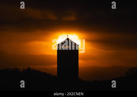 Sonnenuntergang Die sonne geht unter hinter dem Wasserturm in Weißkirchen, einem Stadtteil von Oberursel, BEI Frankfurt am main. Weißkirchen Oberursel BEI Fra Hessen Deutschland *** coucher de soleil le soleil se couche derrière le château d'eau à Weißkirchen, un quartier d'Oberursel, près de Francfort-sur-le-main Weißkirchen Oberursel près de Fra hessen Allemagne 2024-04-21 weisskirchen wasserturm sonnenuntergang 02 Banque D'Images