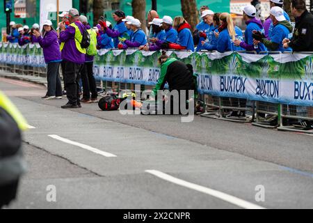 Londres, Royaume-Uni. 21 avril 2024. Milkesa Mengesha s'effondre à 39 km, et est aidé par des bénévoles et du personnel de l'Ambulance Saint-Jean, Milkesa Mengesha d'Ethiopie participe à la course d'élite masculine lors du marathon TCS de Londres 2024 le 21 avril Angleterre crédit : vue Studios/Alamy Live News Banque D'Images