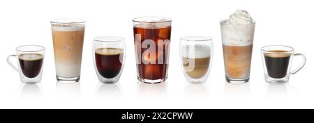 Ensemble de différentes boissons de café dans des tasses et des verres sur fond blanc Banque D'Images