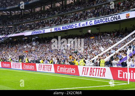Madrid, Espagne. 21 avril 2024. MADRID, ESPAGNE - 21 AVRIL : chorégraphie des fans du Real Madrid lors du match de football la Liga EA Sports 2023/24 opposant le Real Madrid au FC Barcelone à l'Estadio Santiago Bernabeu le 21 avril 2024 à Madrid, Espagne. Crédit : Agence photo indépendante/Alamy Live News Banque D'Images