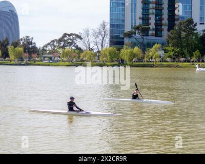 Batumi, Géorgie. 04.16.2024 de jeunes hommes pratiquent le kayak sur le lac. Étang de ville. Sports sur le lac Banque D'Images