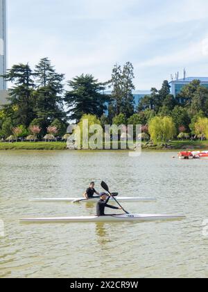 Batumi, Géorgie. 04.16.2024 de jeunes hommes pratiquent le kayak sur le lac. Étang de ville. Sports sur le lac Banque D'Images