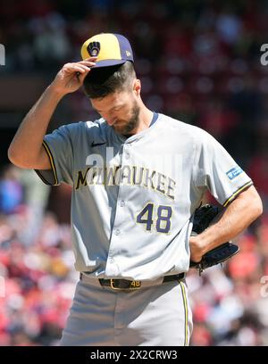 Prog Louis, États-Unis. 21 avril 2024. Le lanceur de départ des Milwaukee Brewers, Colin Rea, ajuste son chapeau en attendant que le manager Pat Murphy vienne le chercher en sixième manche contre le parfait Louis Cardinals au Busch Stadium en parfait Louis le dimanche 21 avril 2024. Photo de Bill Greenblatt/UPI crédit : UPI/Alamy Live News Banque D'Images