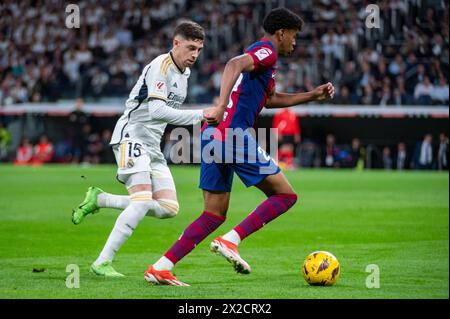 Madrid, Madrid, Espagne. 21 avril 2024. MADRID, ESPAGNE - 21 AVRIL : Lamine Yamal du FC Barcelone (R) vu en action contre Federico Valverde du Real Madrid (l) lors du match de football la Liga EA Sports 2023/24 entre le Real Madrid et le FC Barcelone à l'Estadio Santiago Bernabeu le 21 avril 2024 à Madrid, Espagne. Crédit : ZUMA Press, Inc/Alamy Live News Banque D'Images