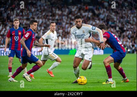 Madrid, Madrid, Espagne. 21 avril 2024. MADRID, ESPAGNE - 21 AVRIL : Jude Bellingham du Real Madrid (C) vu en action contre Pau Cubarsi du FC Barcelone (R) et Joao Cancelo du FC Barcelone (l) lors du match de football la Liga EA Sports 2023/24 entre le Real Madrid et le FC Barcelone à l'Estadio Santiago Bernabeu le 21 avril 2024 à Madrid, Espagne. Crédit : ZUMA Press, Inc/Alamy Live News Banque D'Images